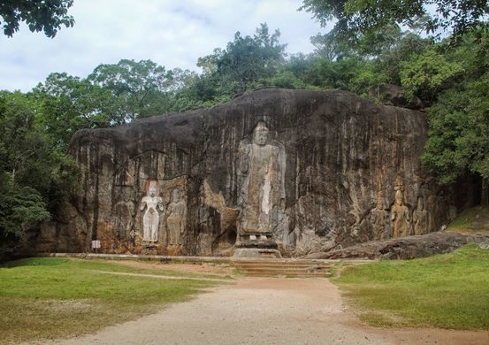 MONERAGALA, SRI LANKA – BUDURUWAGALA: IL TEMPIO RUPESTRE BUDDISTA