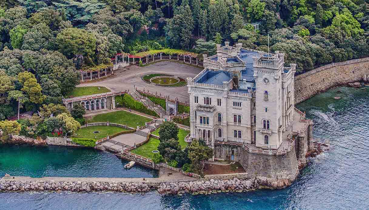 TRIESTE: L’INCANTEVOLE MAGIA DEL CASTELLO DI MIRAMARE UNO DEI PIU’ BELLI D’ITALIA