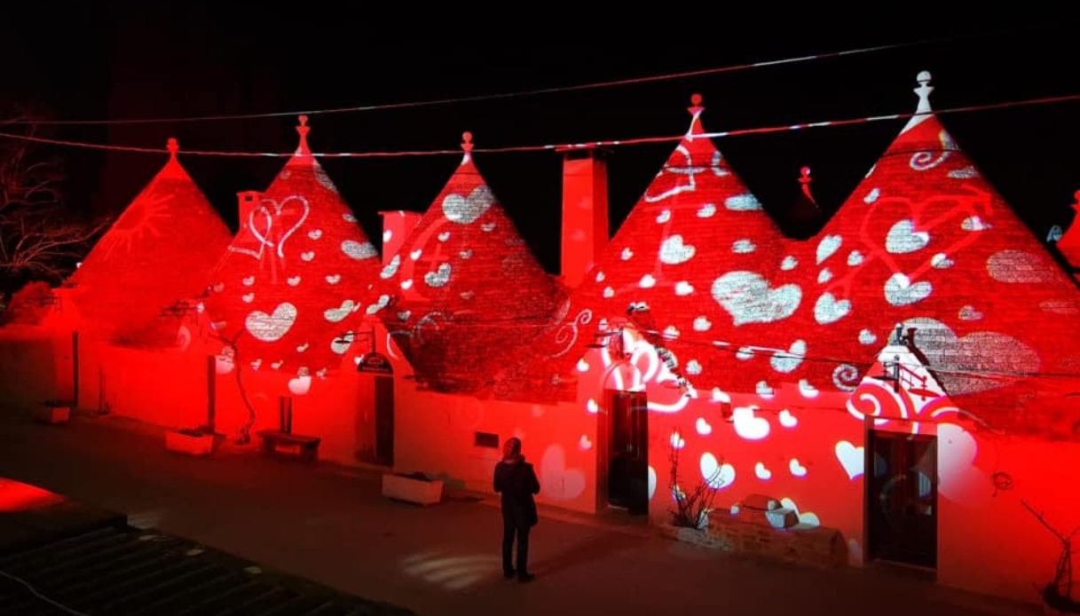 PER SAN VALENTINO I TRULLI DI ALBEROBELLO, ITALIA, SI TINGONO DI ROSSO