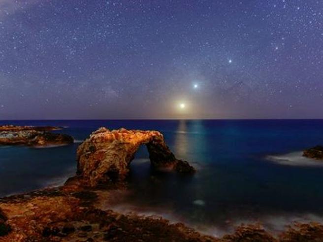 IL CIELO DI SIRACUSA, ITALIA, SCELTO COME “FOTO DEL GIORNO” DALLA NASA