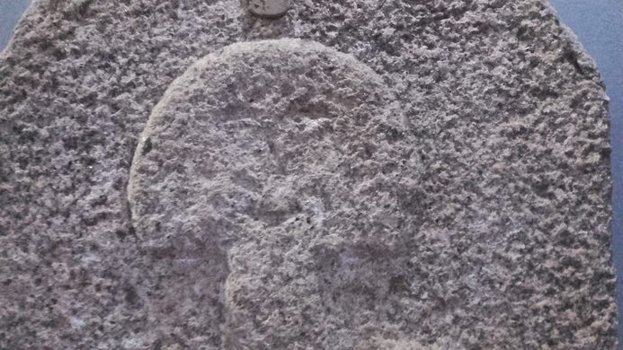 CÁCERES, SPAGNA: UNA STRANA STELE CHIAMATA “L’ASTRONAUTA DI CASAR”