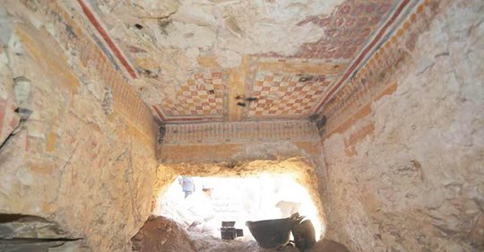 EGITTO: UNA NUOVA SCOPERTA RIVELA UNA TOMBA AFFRESCATA CHE NASCONDEVA DELLE MUMMIE AD AL-DAYABAT