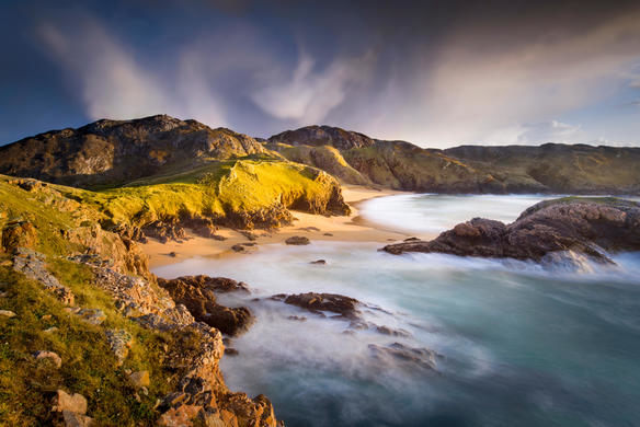 LA BAIA DI BOYEEGHTER IN IRLANDA HA UN SOPRANNOME OSCURO E INQUIETANTE: “MURDER HOLE BEACH”