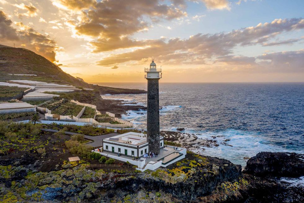 IL FARO CUMPLIDA ALLE CANARIE, SPAGNA, E’ ANCHE UN HOTEL DI LUSSO