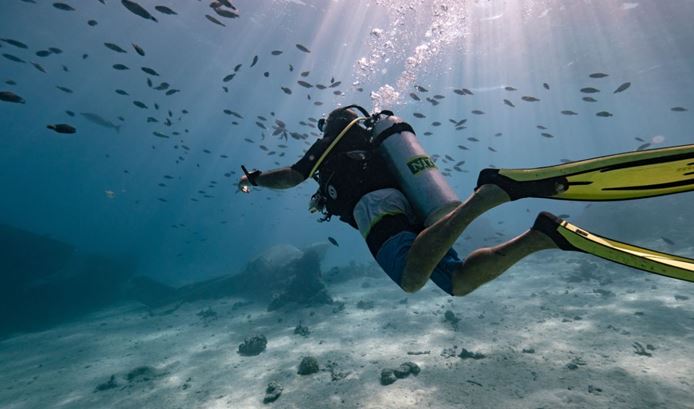 GIORNATA MONDIALE DEGLI OCEANI: I TESORI NATURALI DE LE ISOLE DI TAHITI CELATI APPENA AL DI SOTTO DELLA SUPERFICIE DELL’OCEANO IN POLINESIA