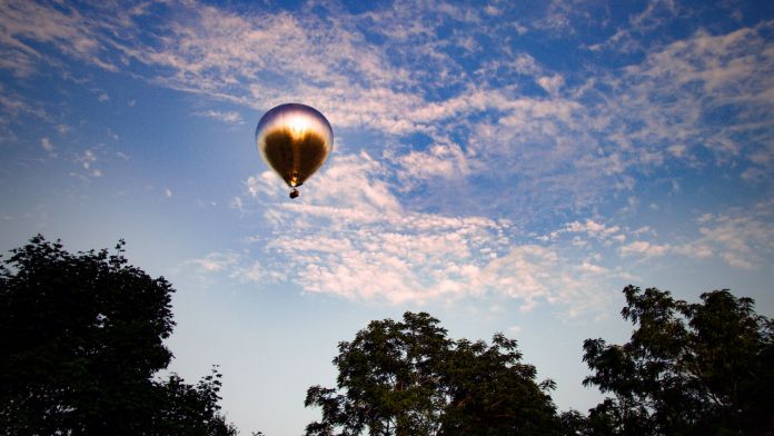 LA MONGOLFIERA SPECCHIANTE DI DOUG AITKEN IN VOLO SUI CIELI DEL MASSACHUSETTS, STATI UNITI