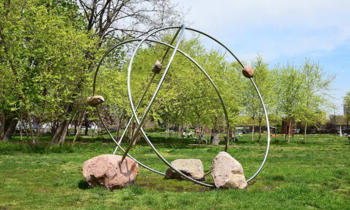 ARTE E SPAZI PUBBLICI: AL SOCRATES SCULPTURE PARK DI NEW YORK, STATI UNITI, LA MOSTRA CHRONOS COSMOS