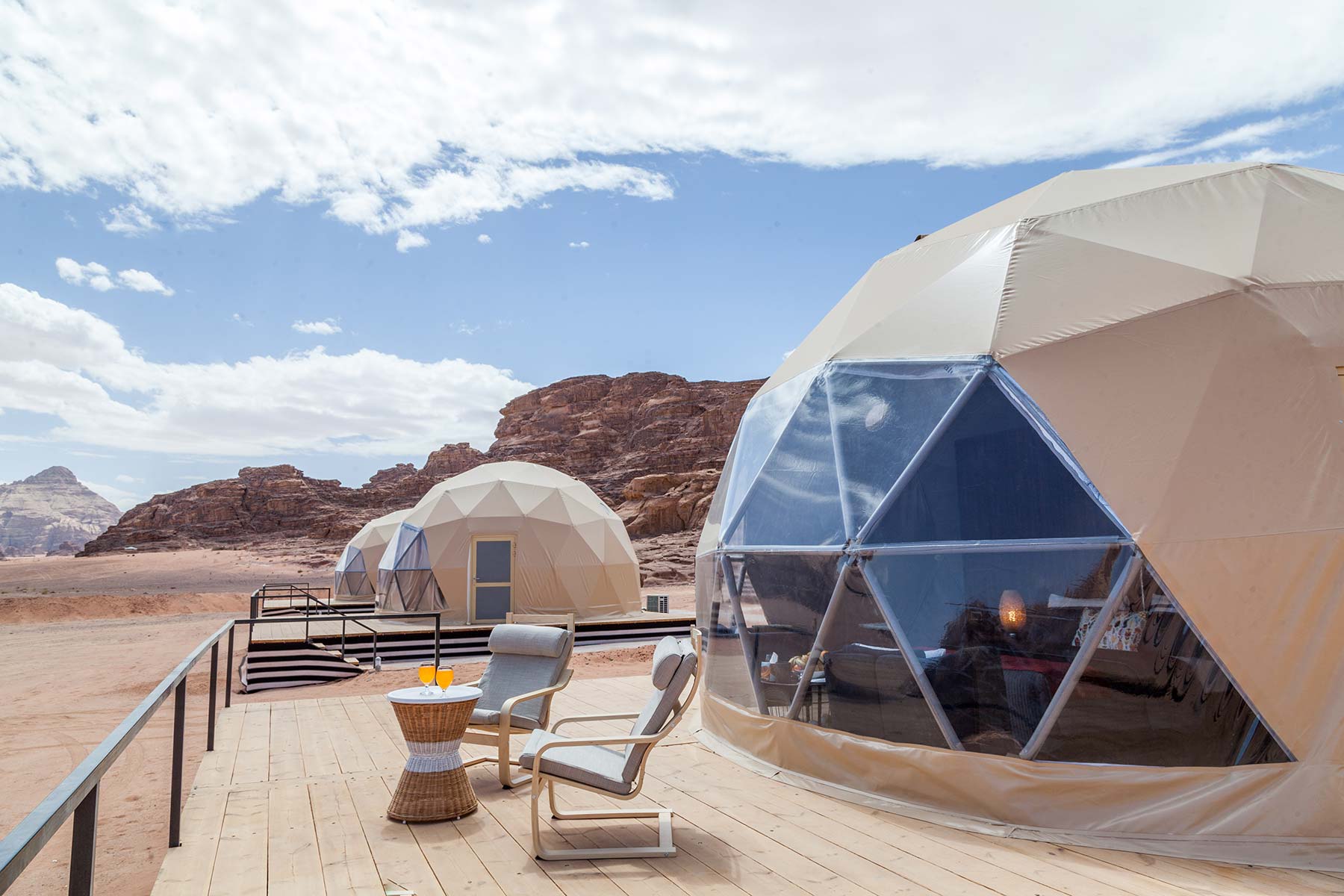 DORMIRE SOTTO LE STELLE IN GIORDANIA: L’ESCLUSIVO SUN CITY CAMP NEL CUORE DEL DESERTO DI WADI RUM