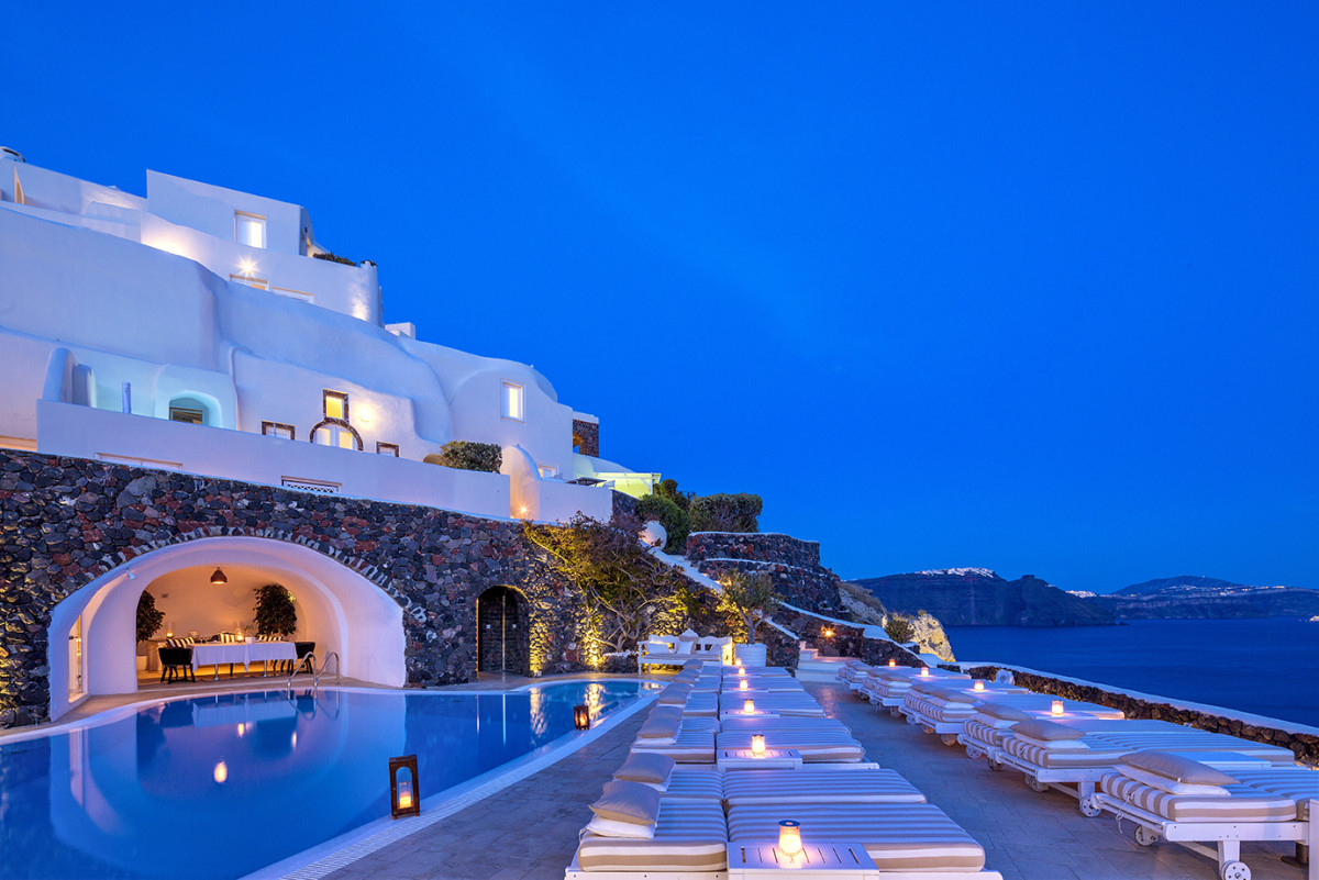 A SANTORINI, IN GRECIA, AL SUGGESTIVO CANAVES OIA SUITES