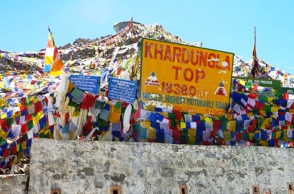 LEH, INDIA – PASSO KARDUNG LA: UNA DELLE STRADE PIÙ ALTE DELL’HIMALAYA