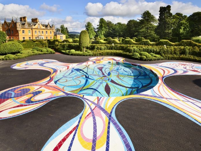 LA GRANDE E COLORATISSIMA PISCINA CONCEPITA DALL’ARTISTA JOANA VASCONCELOS IN SCOZIA