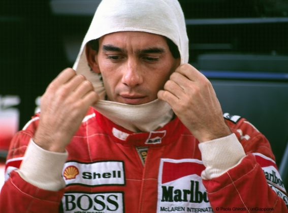 Il pilota Ayrton Senna ricordato negli scatti di Paola Ghirotti. La mostra al Festival di Todi