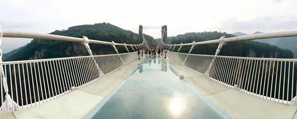 TERRIBILMENTE TRASPARENTE: IL PONTE IN VETRO ZHANGJIAJIE IN CINA