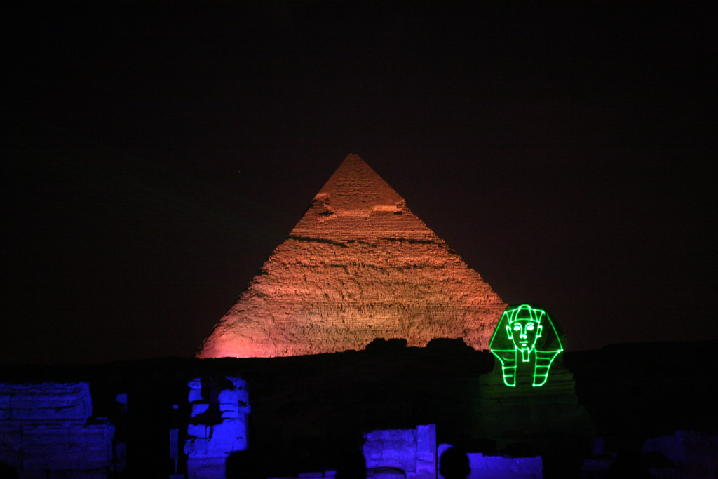 L’INCREDIBILE SPETTACOLO DI LUCI E SUONI ALLE PIRAMIDI DI GIZA IN EGITTO