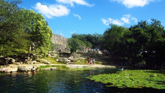 MÉRIDA, MESSICO: UN TUFFO NEL CENOTE XLACAH GUARDANDO LE ROVINE MAYA