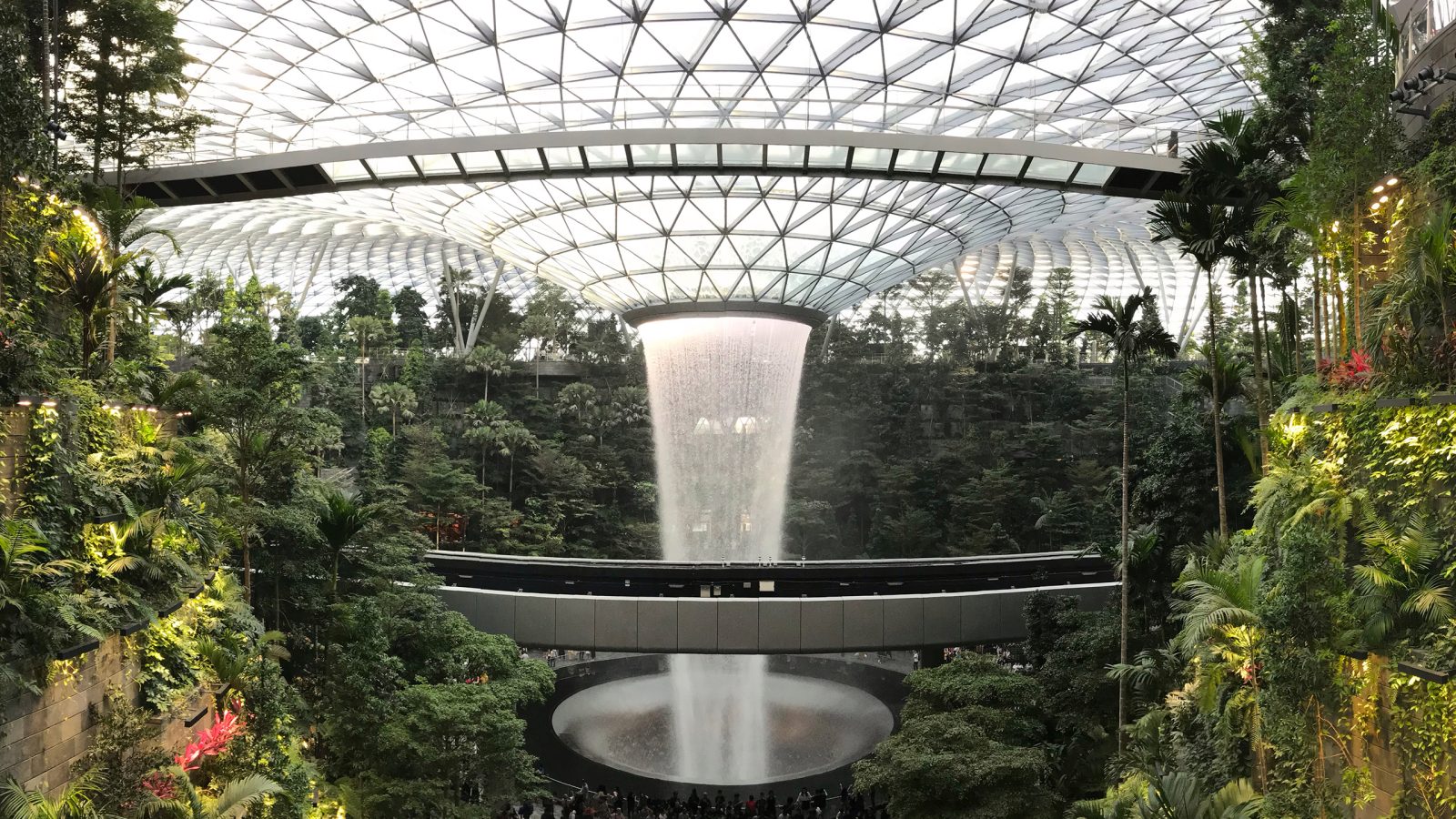 SINGAPORE: IL SORPRENDENTE JEWEL CHANGI AIRPORT – IL VIDEO