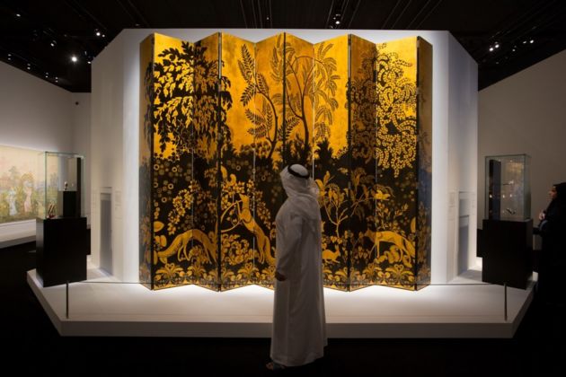 L’EPOPEA DEL LUSSO FRA SPLENDORI E CONTRADDIZIONI. AL LOUVRE ABU DHABI, EMIRATI ARABI