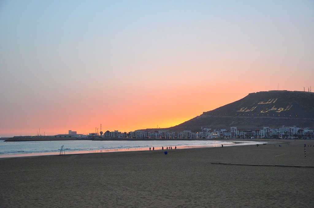 AGADIR, MAROCCO: LA LUNGA SPIAGGIA A MEZZALUNA OFFRE RELAX E SPORT ACQUATICI