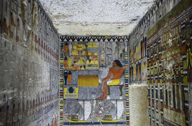 Egitto, svelata la tomba dai colori brillanti: gli affreschi di 4.000 anni fa sono intatti