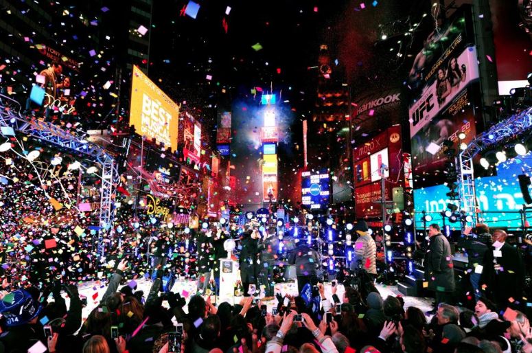 L’ICONICA TIME SQUARE, NEW YORK, STATI UNITI, DA’ IL BENVENUTO AL 2020