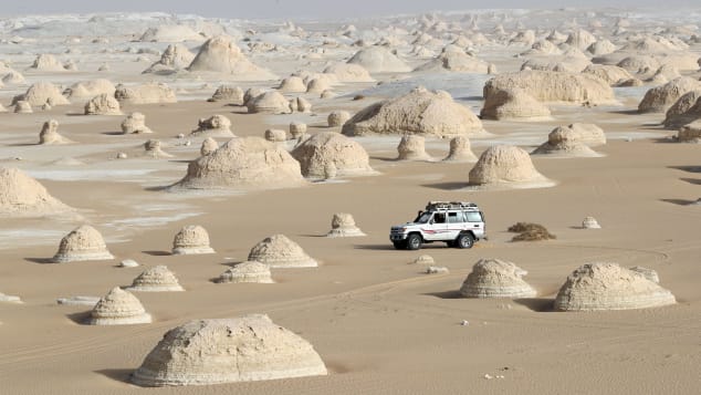 IL DESERTO BIANCO DELL’EGITTO: IL PAESAGGIO ALIENO OLTRE LE PIRAMIDI