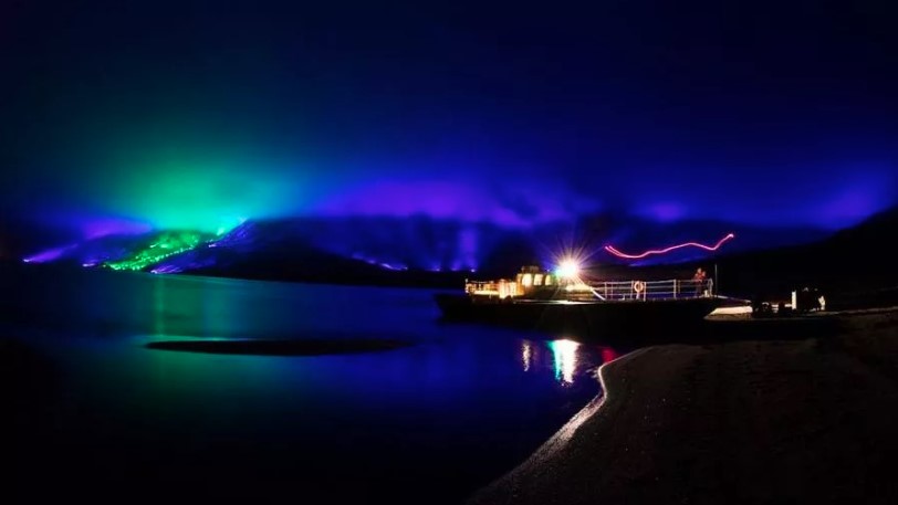 LE COLLINE D’IRLANDA SI TINGONO DI VERDE, BLU E VIOLA IN UN QUADRO DIGITALE STRAORDINARIO