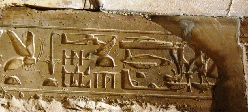 EGITTO: IL GEROGLIFICO A FORMA DI ELICOTTERO INCISO AL TEMPIO DI ABYDOS