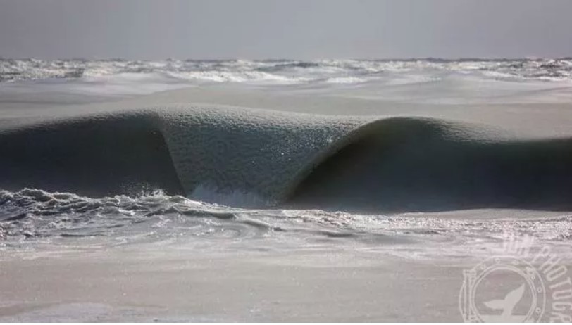 DAL MASSACHUSETTS NEGLI STATI UNITI ALLA SIBERIA IN RUSSIA: LE RARE ONDE GHIACCIATE IN MOVIMENTO