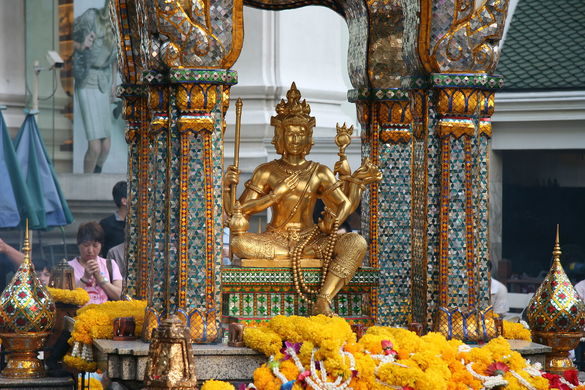 BANGKOK, THAILANDIA – LA STRANA STORIA DEL SANTUARIO INDÙ DI ERAWAN