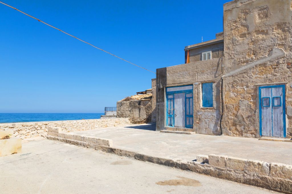 CINQUE BORGHI DI PESCATORI SOSPESI TRA TEMPO E MARE