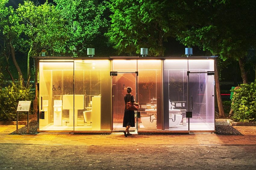 TOILETTE TRASPARENTI NEI PARCHI DI TOKYO, GIAPPONE