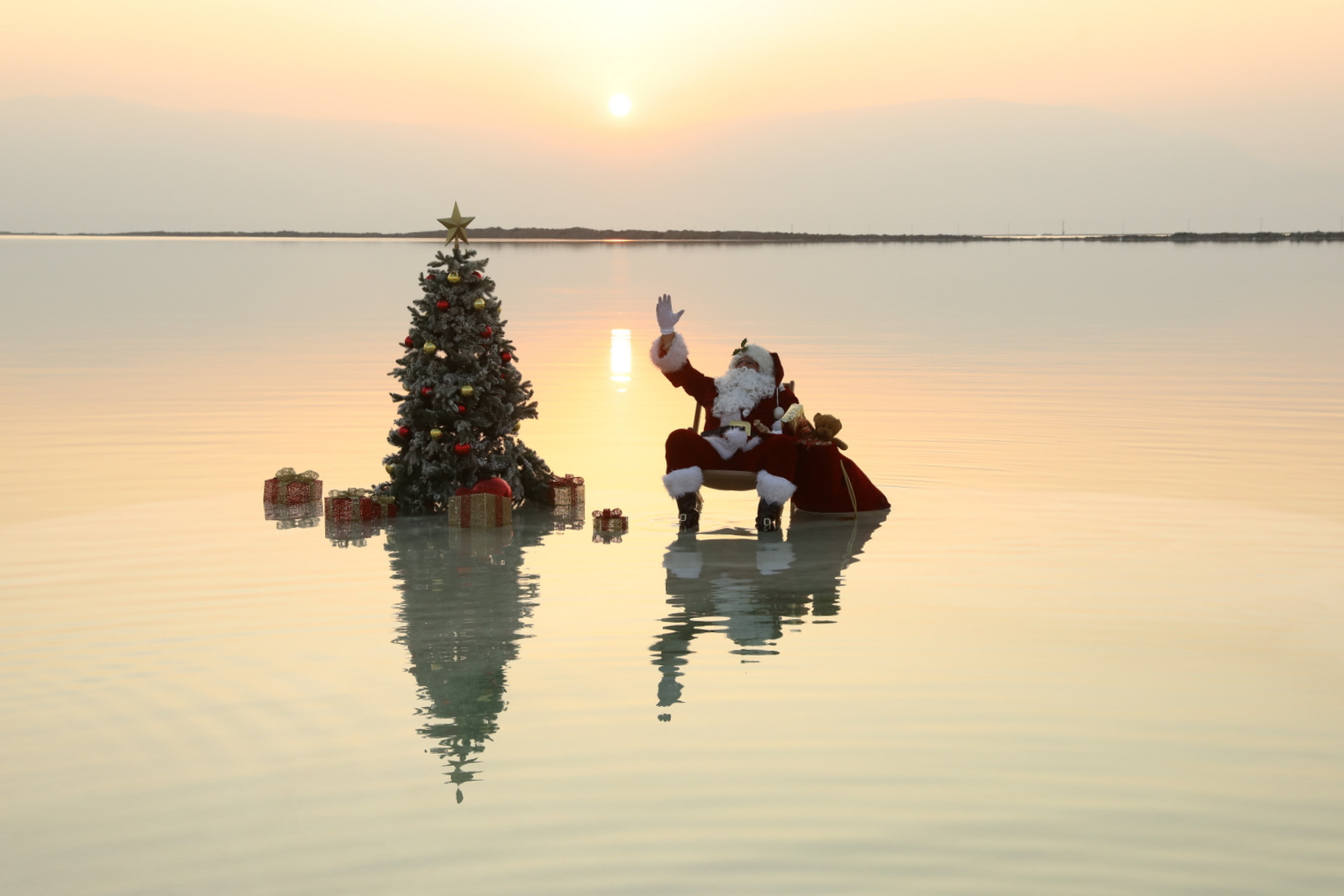 Babbo Natale si rilassa su Mar Morto in Israele