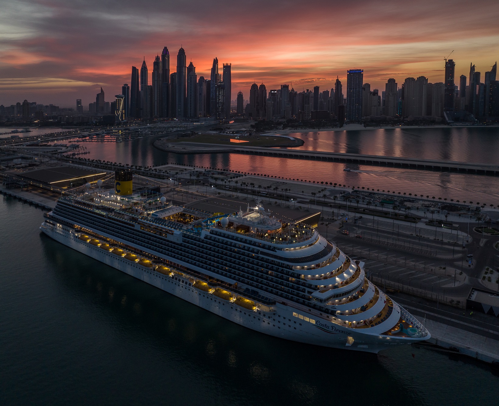 DEBUTTA COSTA FIRENZE A DUBAI E SI INAUGURA IL NUOVO DUBAI HARBOUR CRUISE TERMINAL