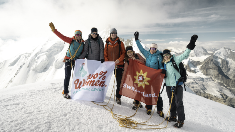 100% WOMEN: LA SVIZZERA FESTEGIA LE DONNE CON LA SCALATA IN ROSA. DA RECORD