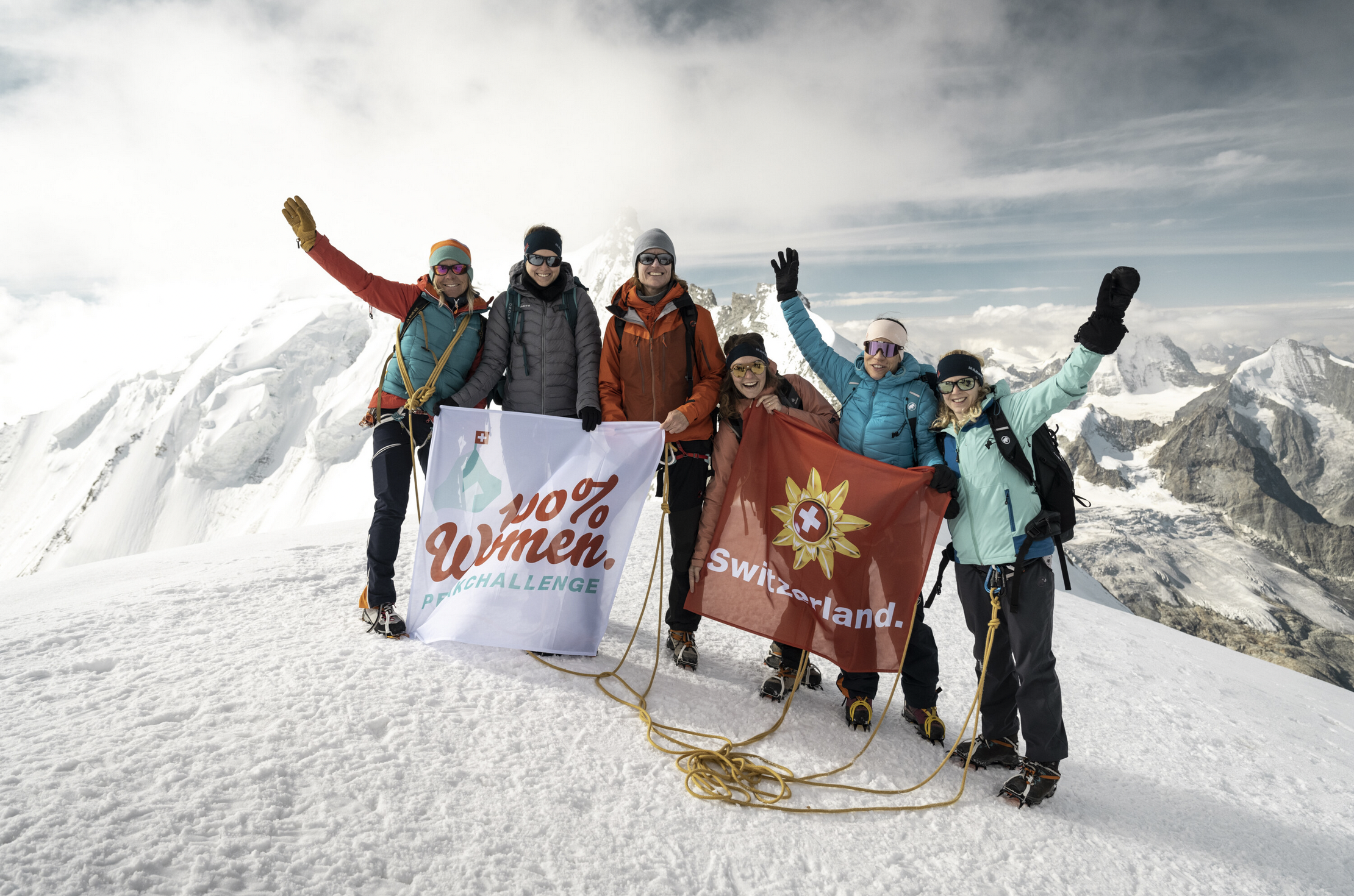 100% WOMEN: LA SVIZZERA FESTEGIA LE DONNE CON LA SCALATA IN ROSA. DA RECORD