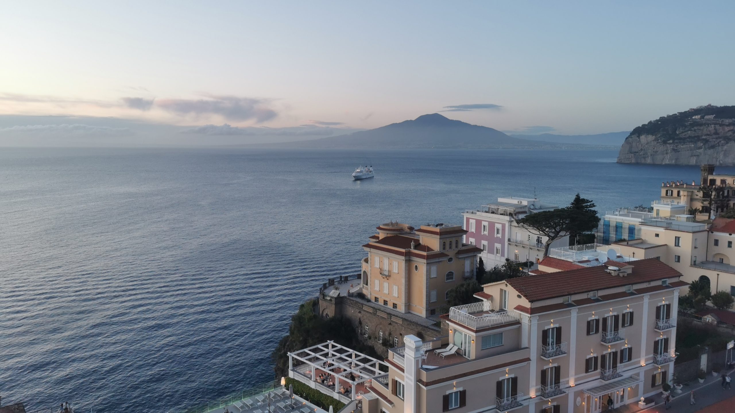 HOTEL MEDITERRANEO, SORRENTO: UNA PERLA DI OSPITALITA’ ANTICA