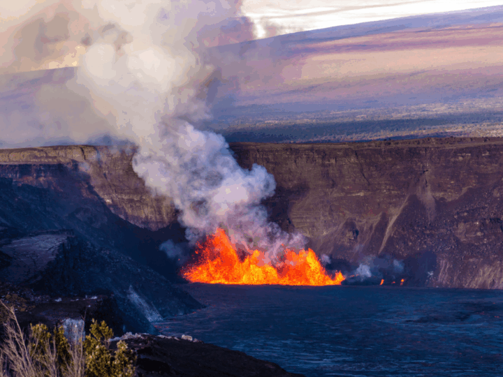 Hawaii – Un anno di attività: l’eruzione continua sulla sommità del vulcano Kilauea