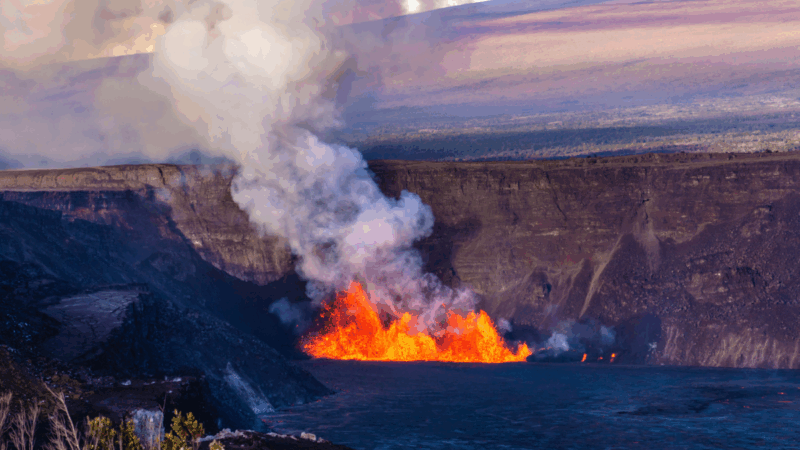 Hawaii – Un anno di attività: l’eruzione continua sulla sommità del vulcano Kilauea