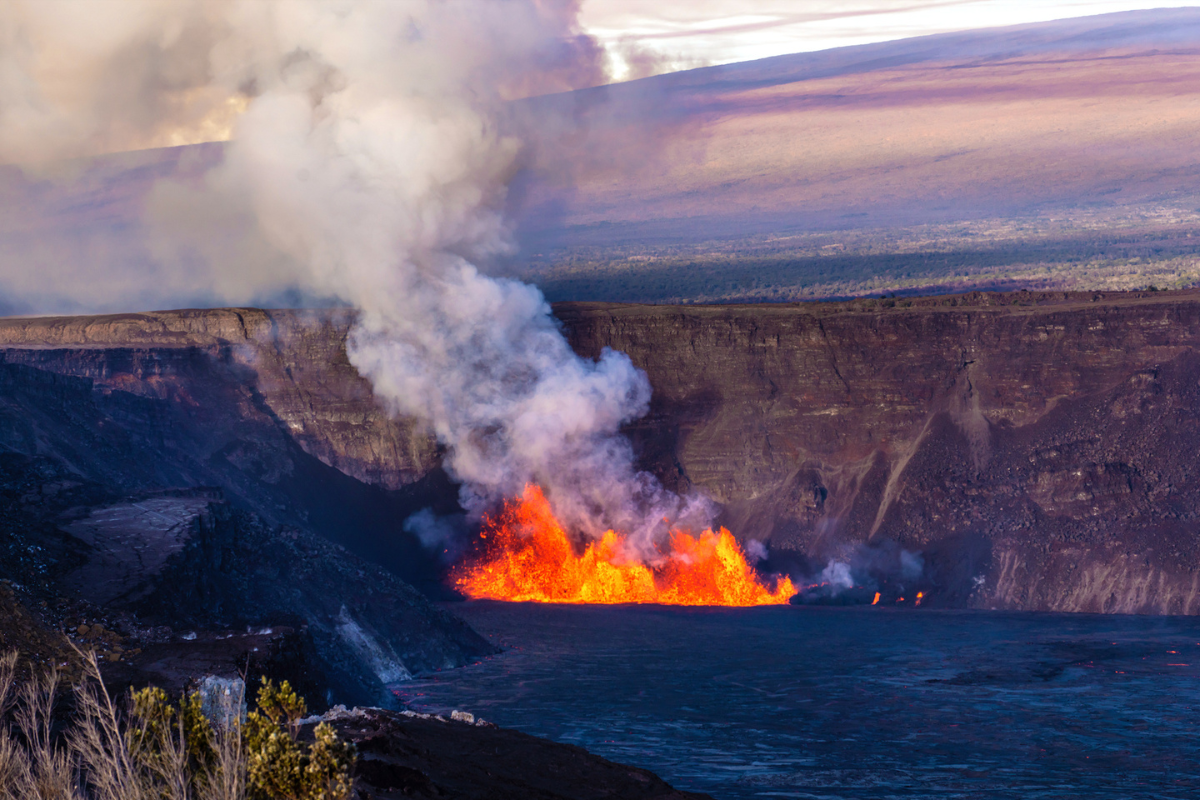 Hawaii – Un anno di attività: l’eruzione continua sulla sommità del vulcano Kilauea