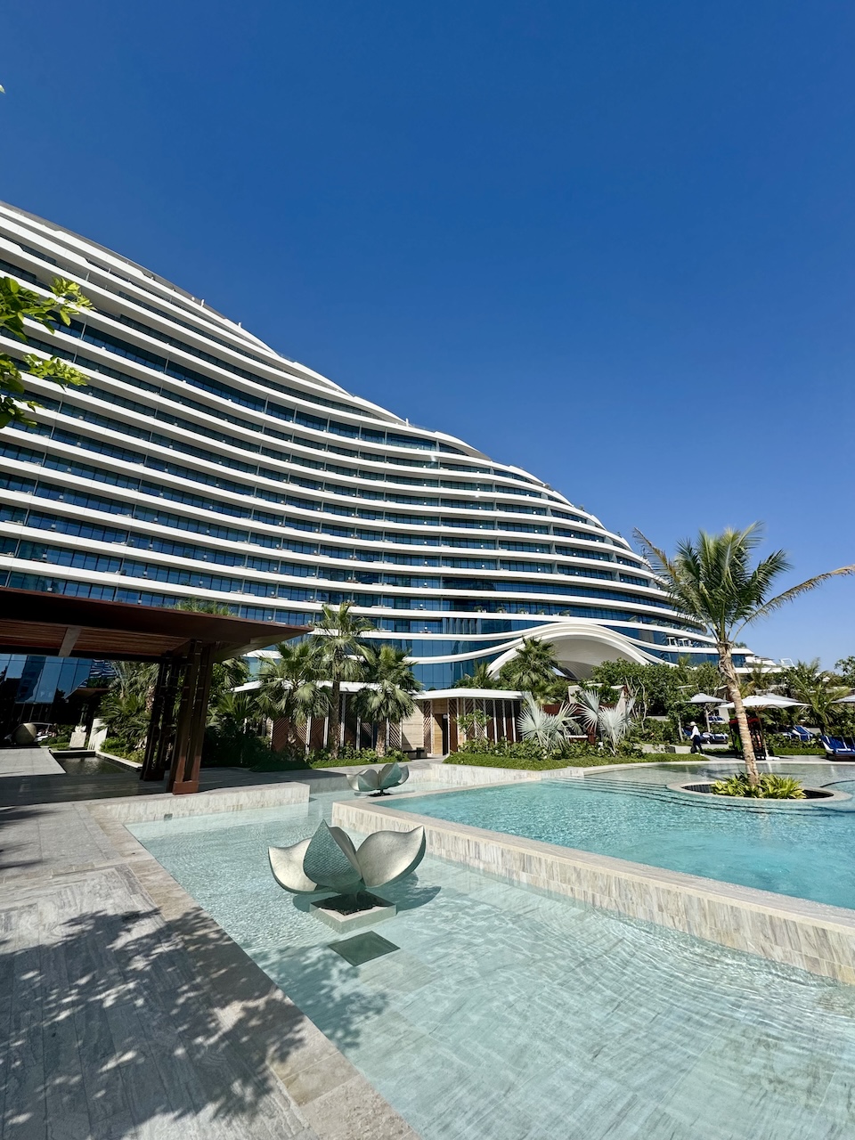 Jumeirah Marsa Al Arab hotel: l’eleganza minimalista a Dubai