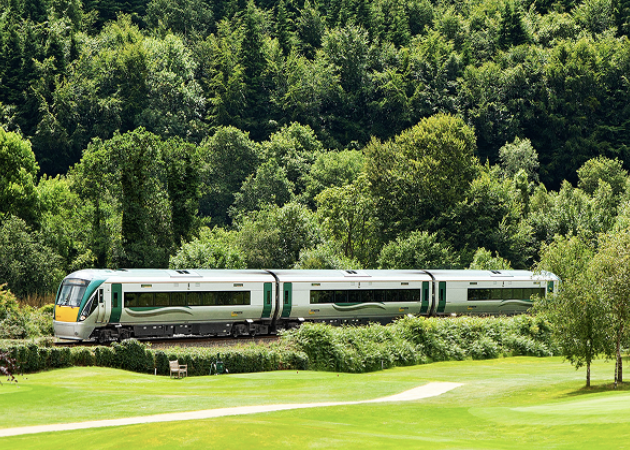 Irlanda: 5 viaggi in treno magici tra coste, scogliere e paesaggi da favola