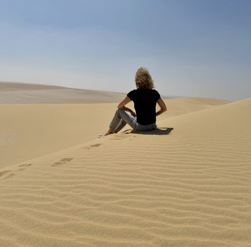 La vertigine del deserto: seduta su una duna a El Fayoum - Foto A. Fiorillo